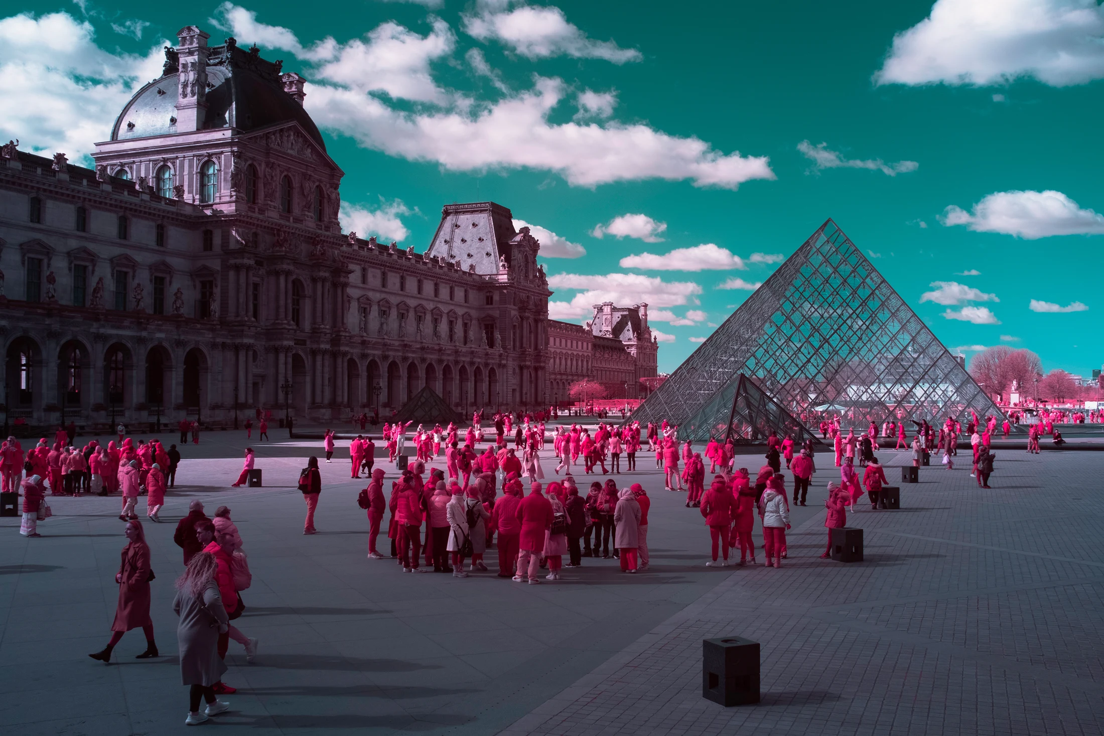 Der Louvre unter einem türkisfarbenen Himmel