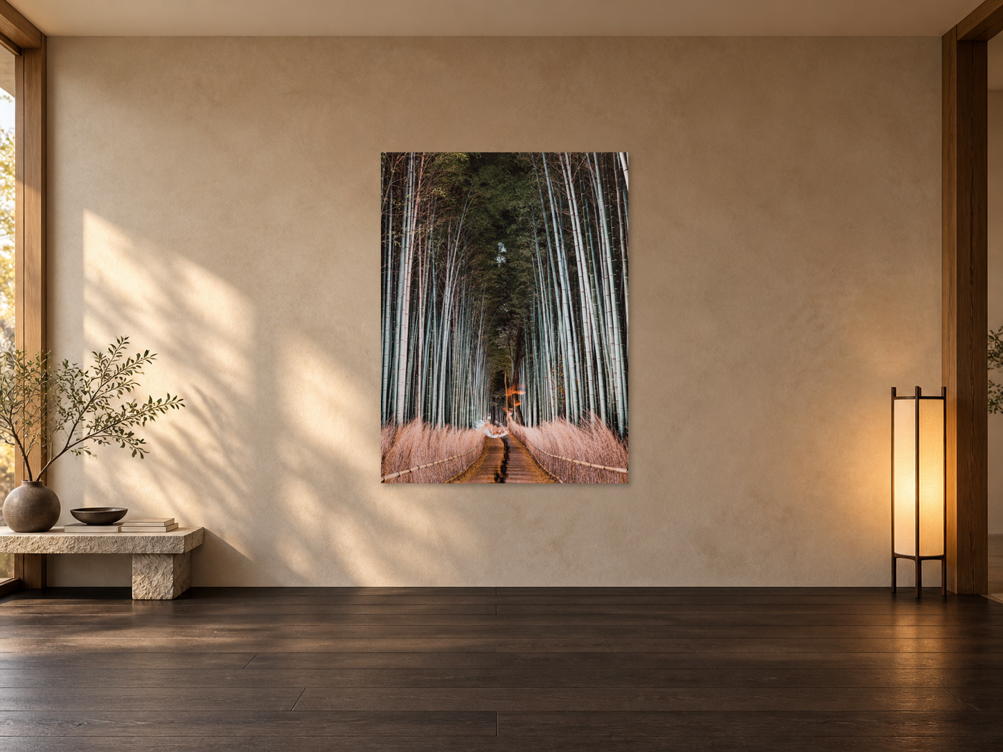 Raumvisualisierung – ARASHIYAMA BAMBOO, JAPAN. Unverändertes Original, maßstäbliches Hochformat in ruhiger japanischer Lehmputz-Nische.