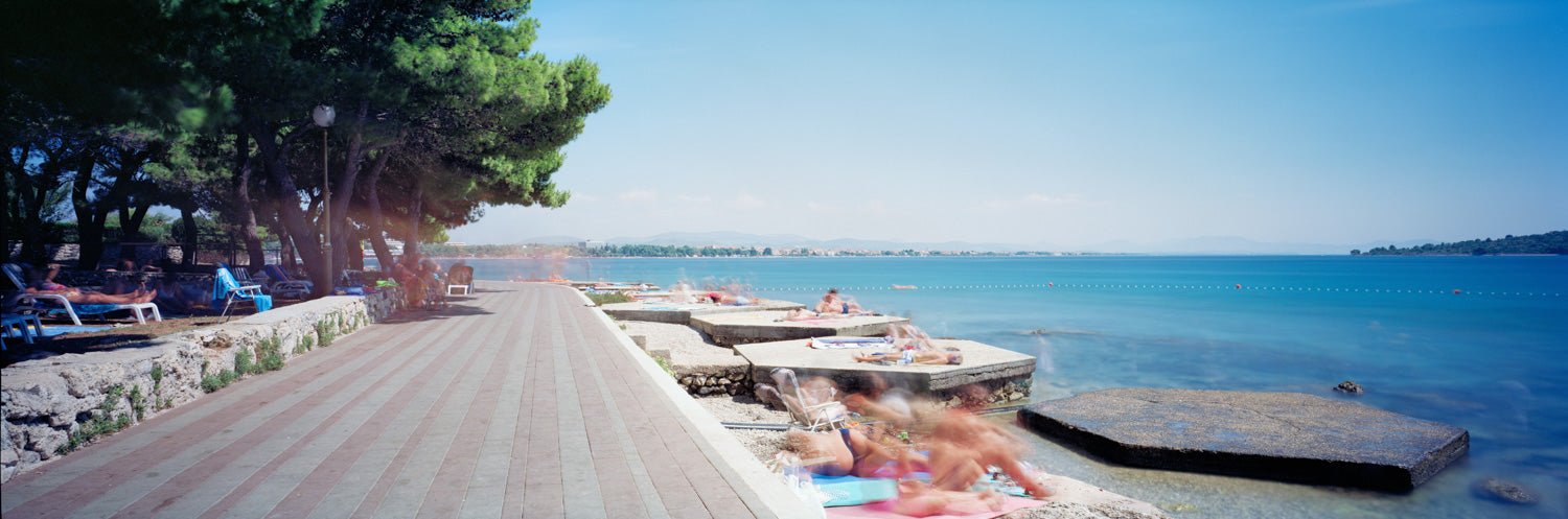 Photographie d’art d’André Wagner: Une promenade pavée conduit du premier plan vers le lointain — Beach Walk, Kroatien.