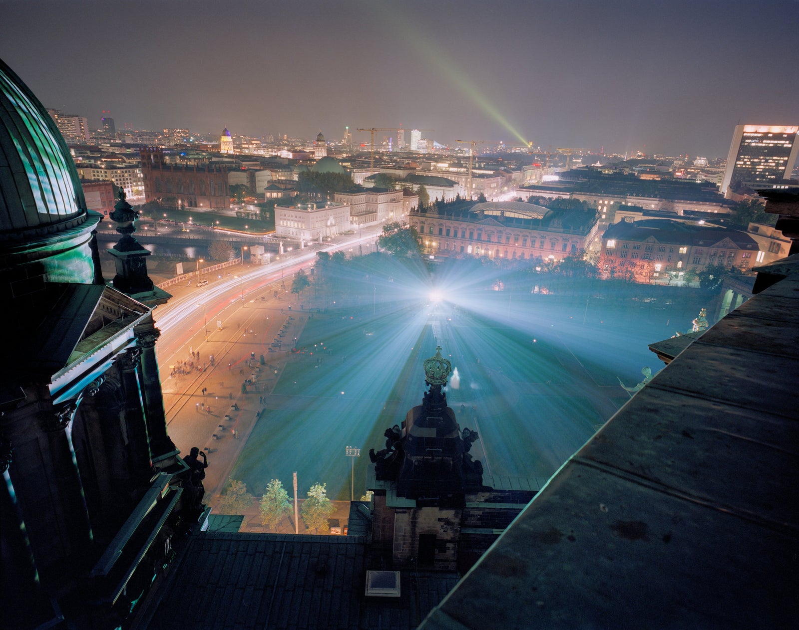 Photographie d’art d’André Wagner: Des lignes de toiture sombres encadrent une vaste vue urbaine nocturne — Berliner Dom VII.