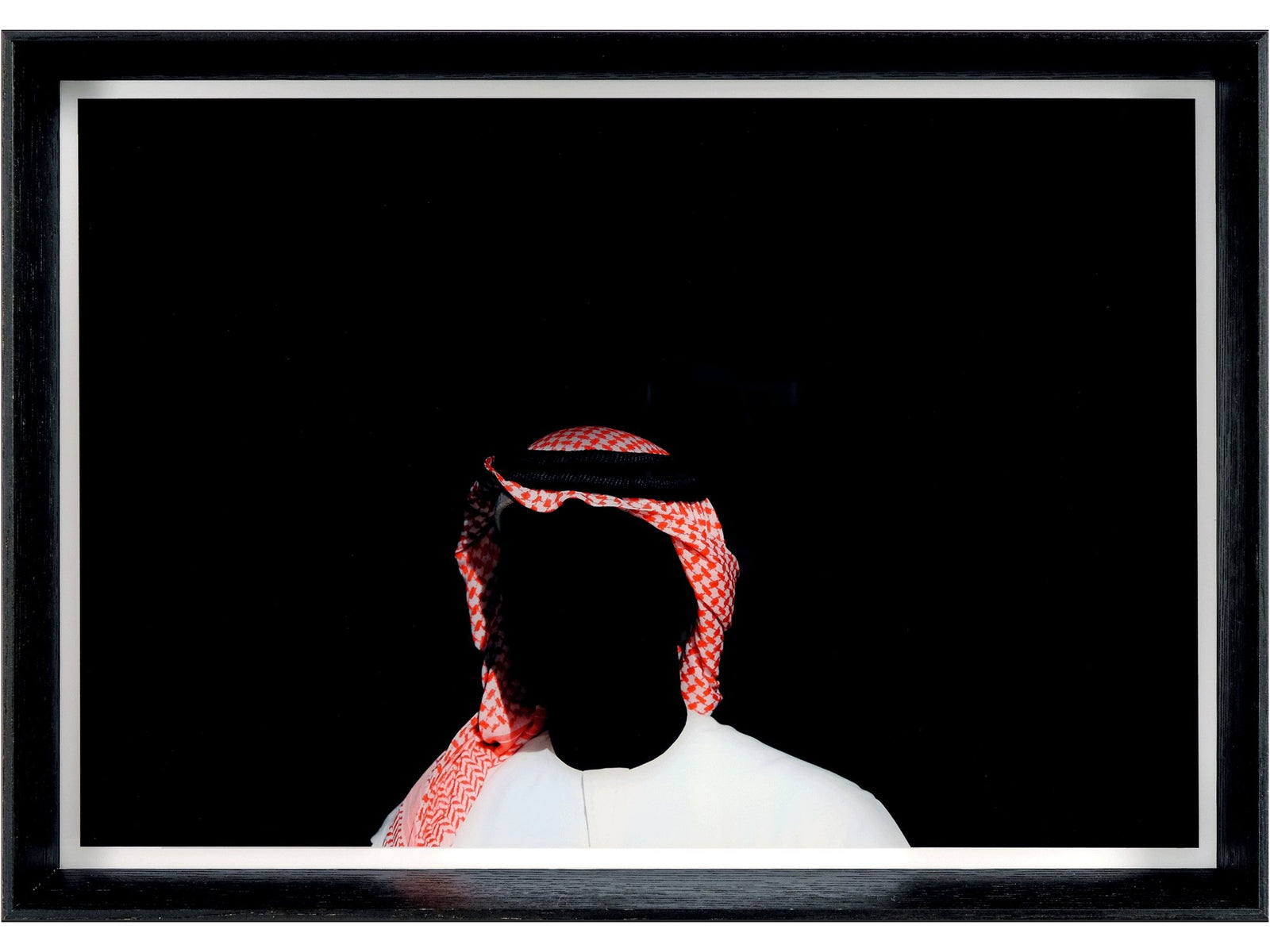 Photographie d’art d’André Wagner: Un buste vêtu de blanc apparaît bas dans une grande surface noire — Black hole 1.