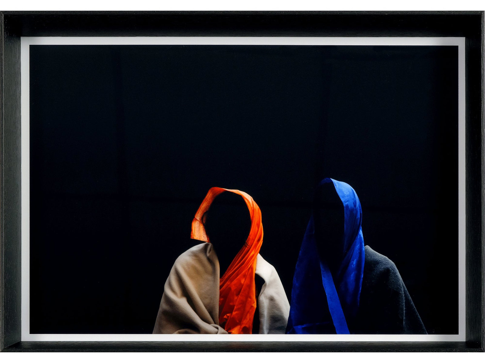 Photographie d’art d’André Wagner: Deux bustes enveloppés d’étoffes apparaissent sur un fond noir — Black hole 2.
