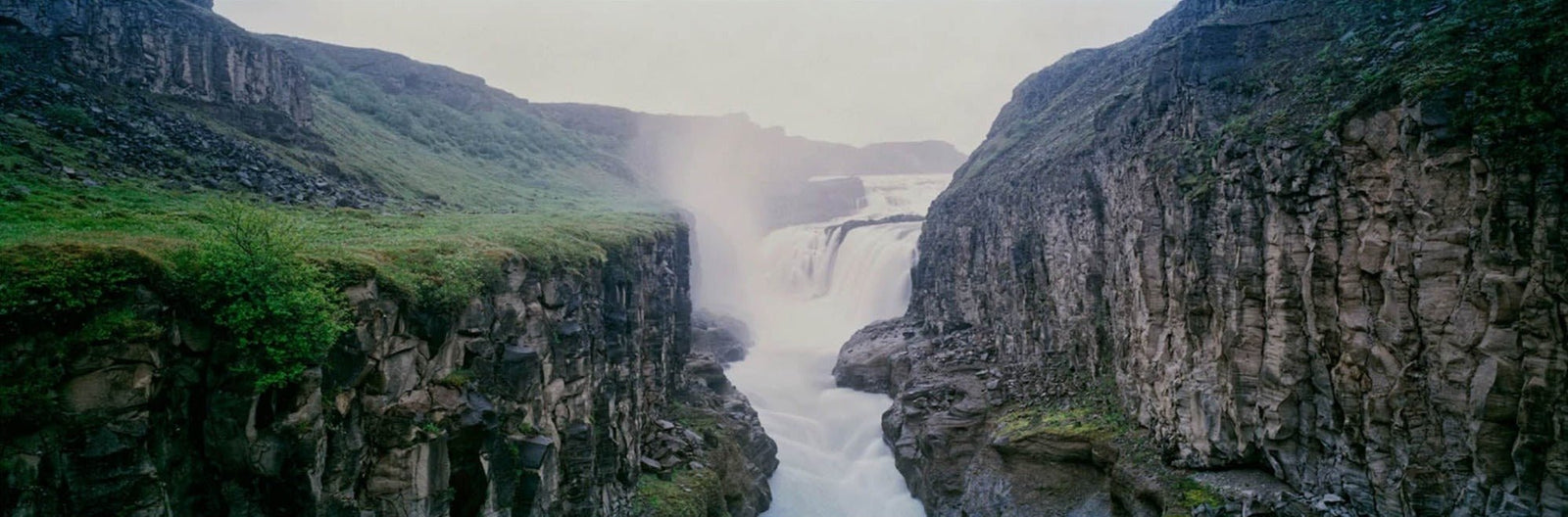 Photographie d’art d’André Wagner: Entre deux hautes parois rocheuses, une rivière claire traverse le centre de l’image — Canyon of hvita 3, Island.