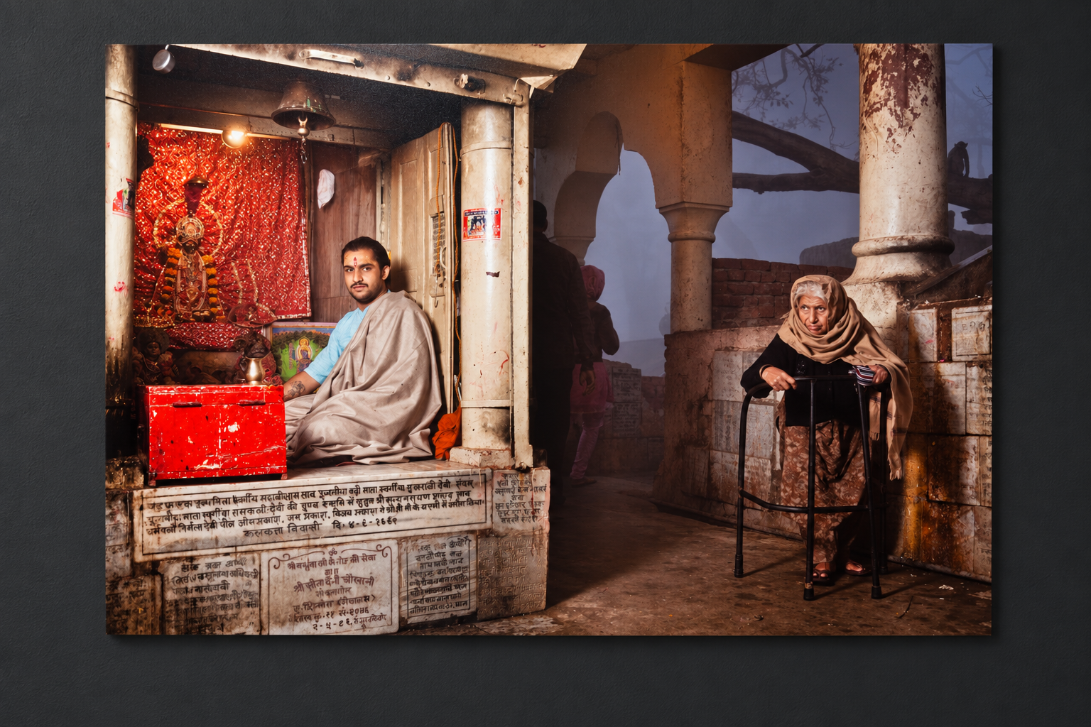 Interior visualization featuring the photographic artwork “Daily Visit of the Yamuna Temple, Indien” by André Wagner; not a photographed installation.