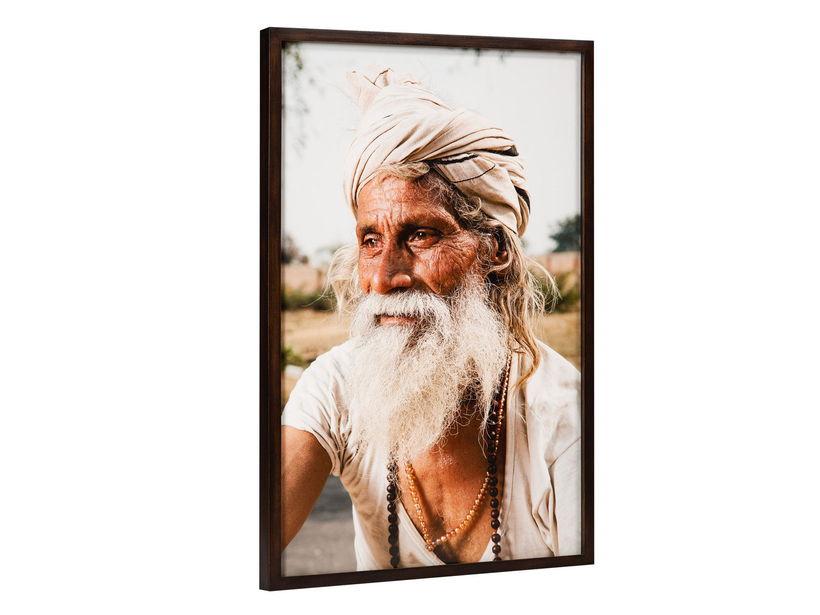 Photographie d’art d’André Wagner: Le cadrage serré montre un homme âgé à la barbe blanche, la tête entourée d’un tissu clair — Dandavat parikram sadhu, Indien.