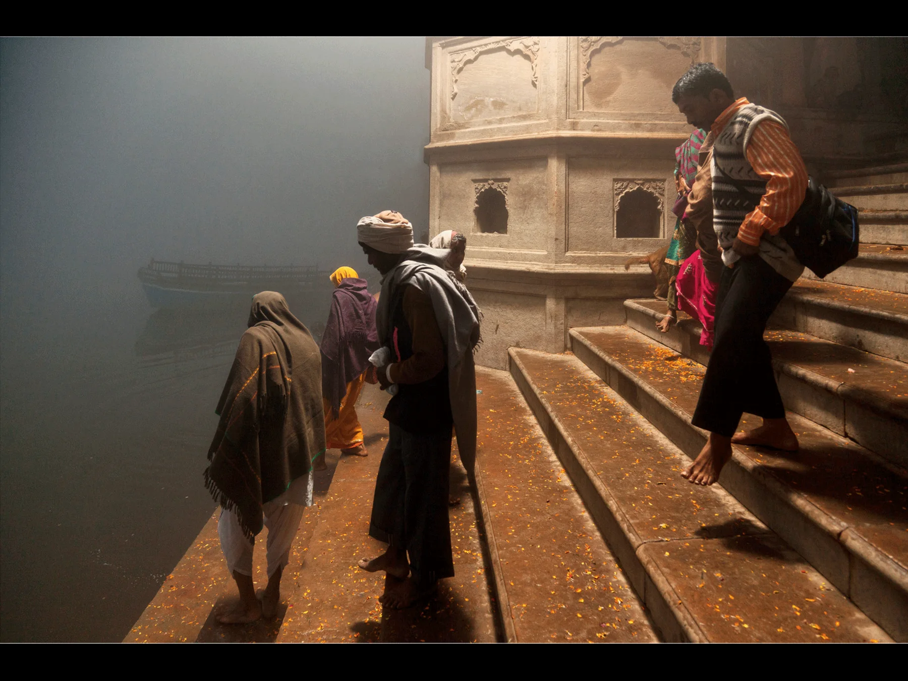 View of the photographic artwork &ldquo;Descending to Yamuna River, Indien&rdquo; by Andr&eacute; Wagner.