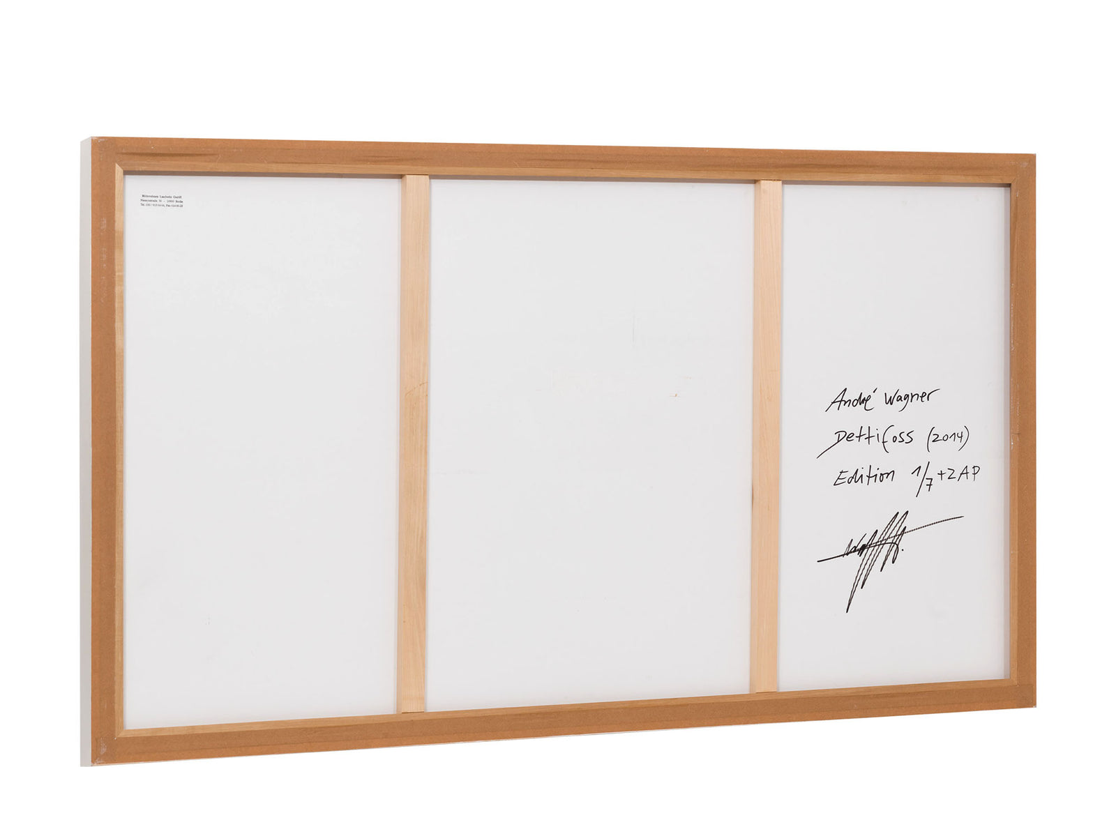 Vue du dos de l’œuvre photographique « Dettifoss, Island » d’André Wagner.