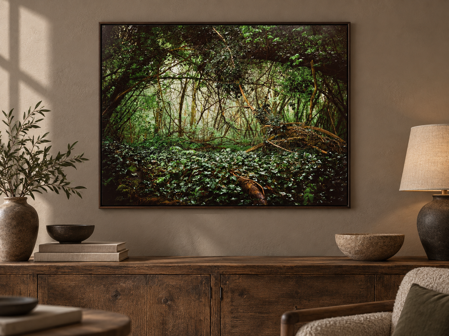 Raumvisualisierung mit der Fotokunst „Deutscher wald, Deutschland“ von André Wagner; keine fotografierte Installation.