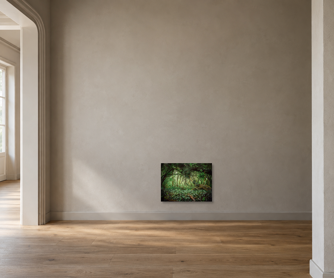 Raumvisualisierung mit der Fotokunst „Deutscher wald, Deutschland“ von André Wagner; keine fotografierte Installation.