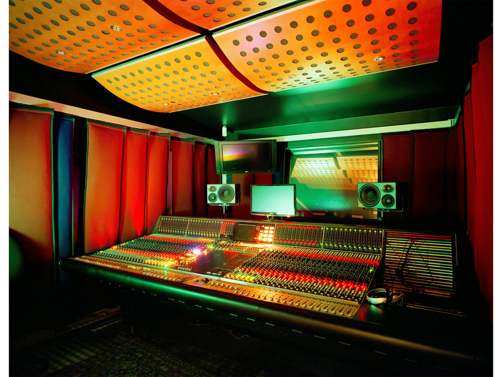 Photographie d’art d’André Wagner: Une grande console de mixage occupe le premier plan d’une régie vide — Directors room, Deutschland.