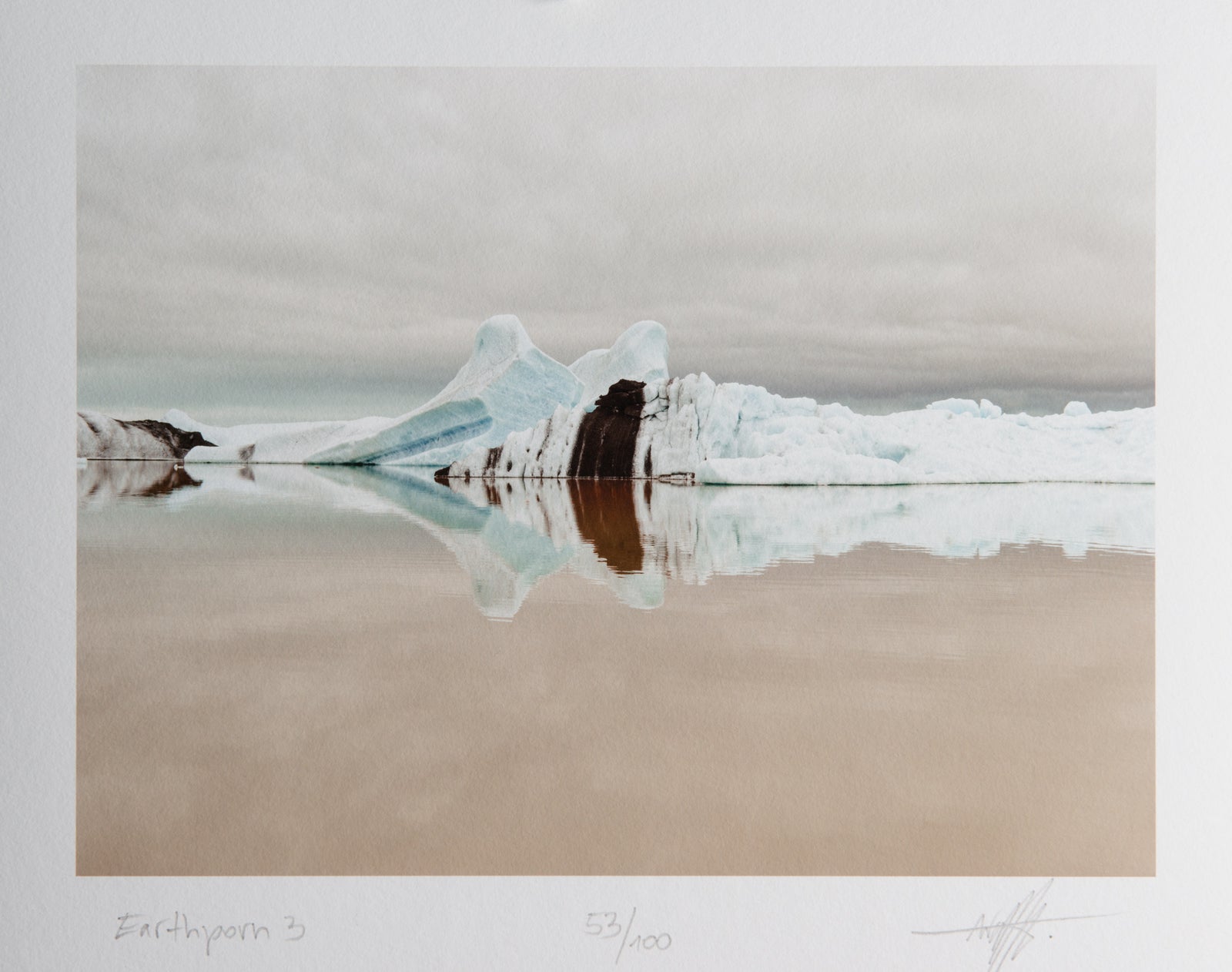 Photographie d’art d’André Wagner: Un paysage de glace peu élevé s’étend au-dessus d’une eau réfléchissante — Earthporn 3, Island.