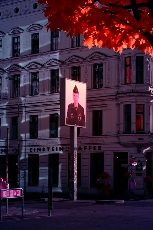 Photographie d’art infrarouge d’André Wagner: Echoes of Checkpoint Charlie.