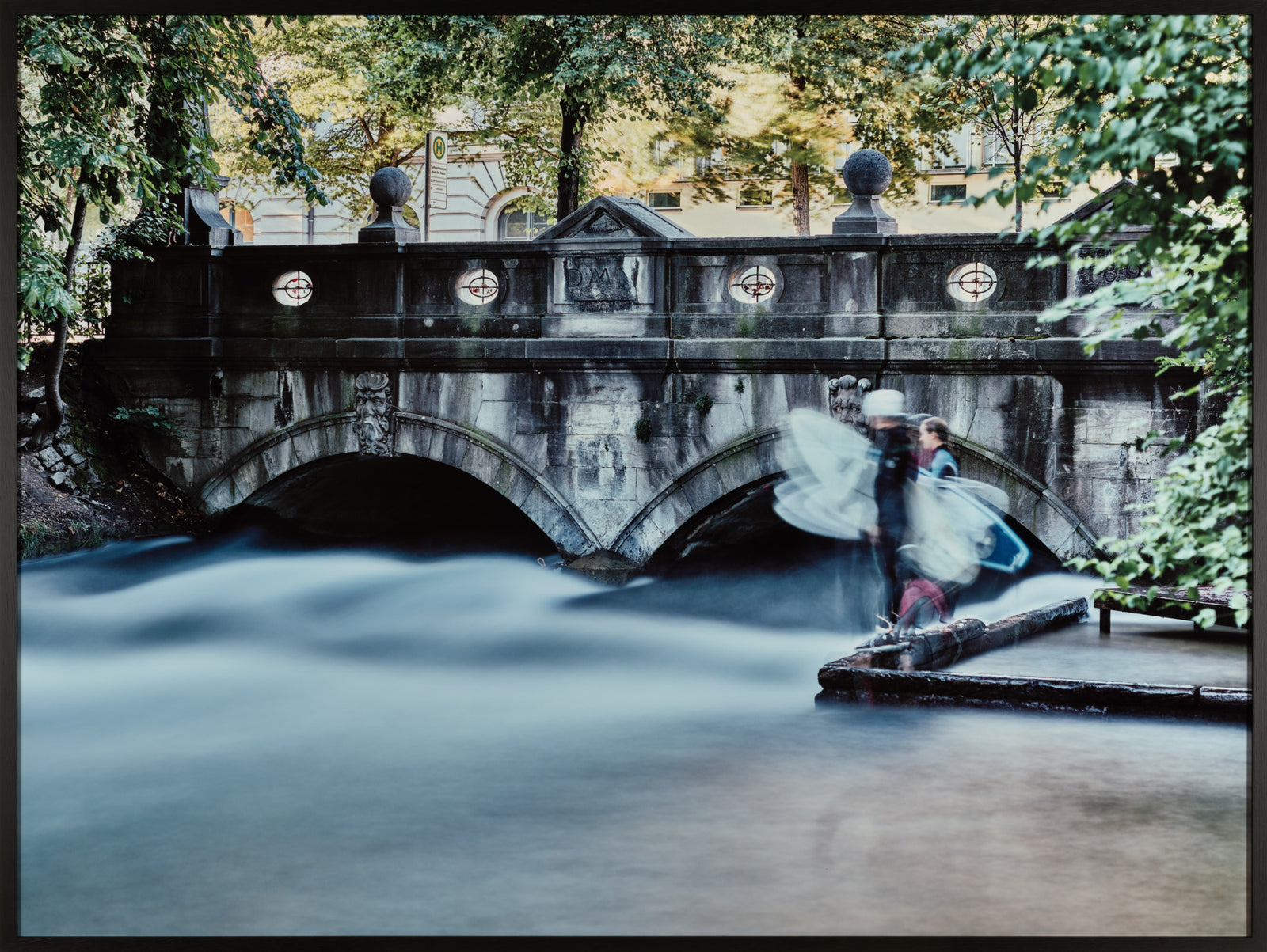 Photographie d’art d’André Wagner: Eisbach surfer 2, Deutschland.