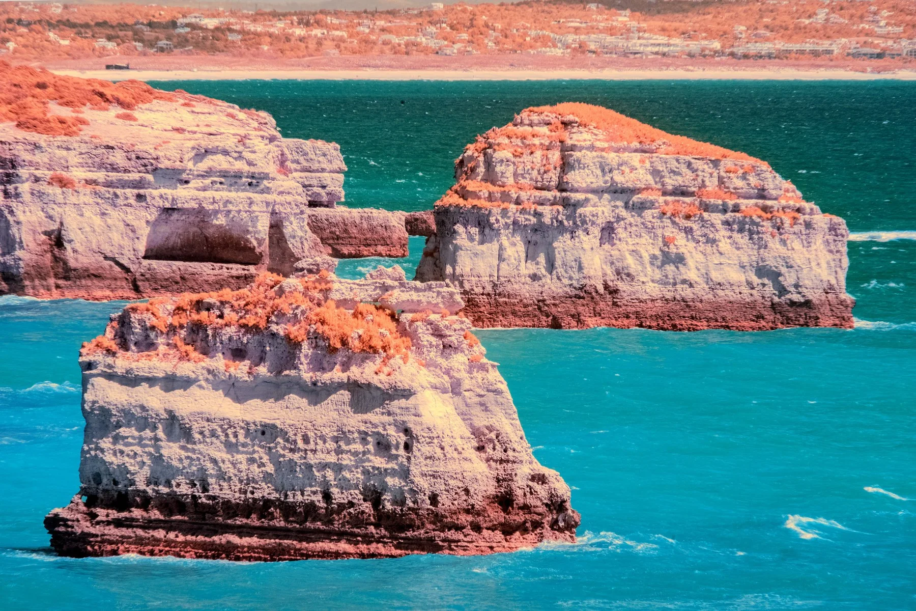 Formations rocheuses dans les vagues.