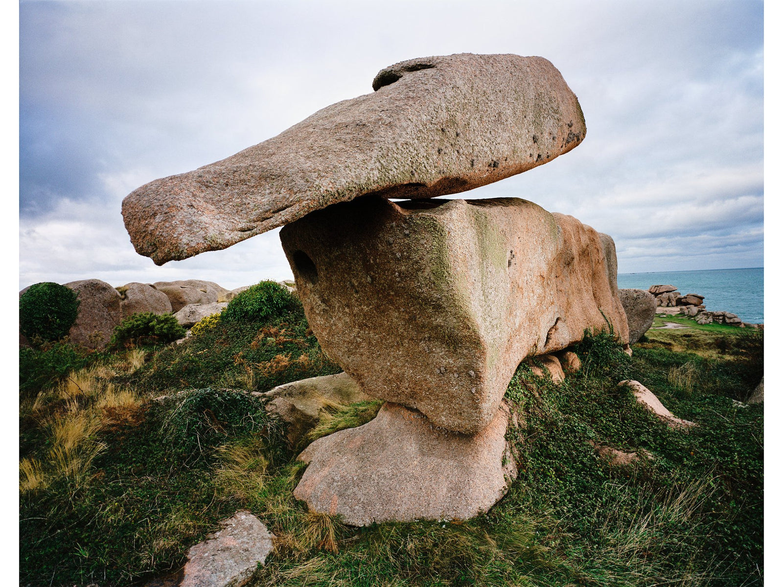 Photographie d’art d’André Wagner: Une longue pierre plate repose obliquement sur un appui bien plus petit — Flying stone, Frankreich.