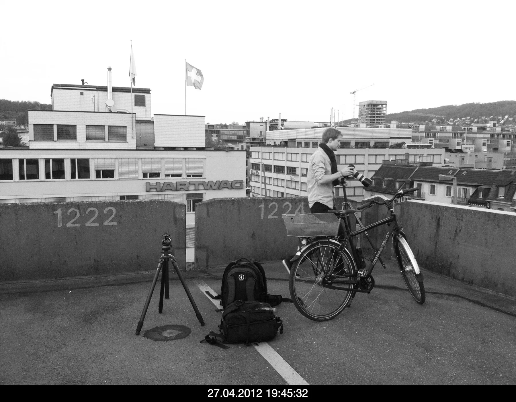 Photographic work with a tripod on a rooftop terrace