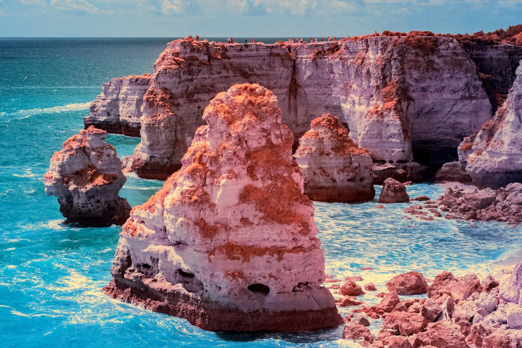 Rochers isol&eacute;s dans la mer.