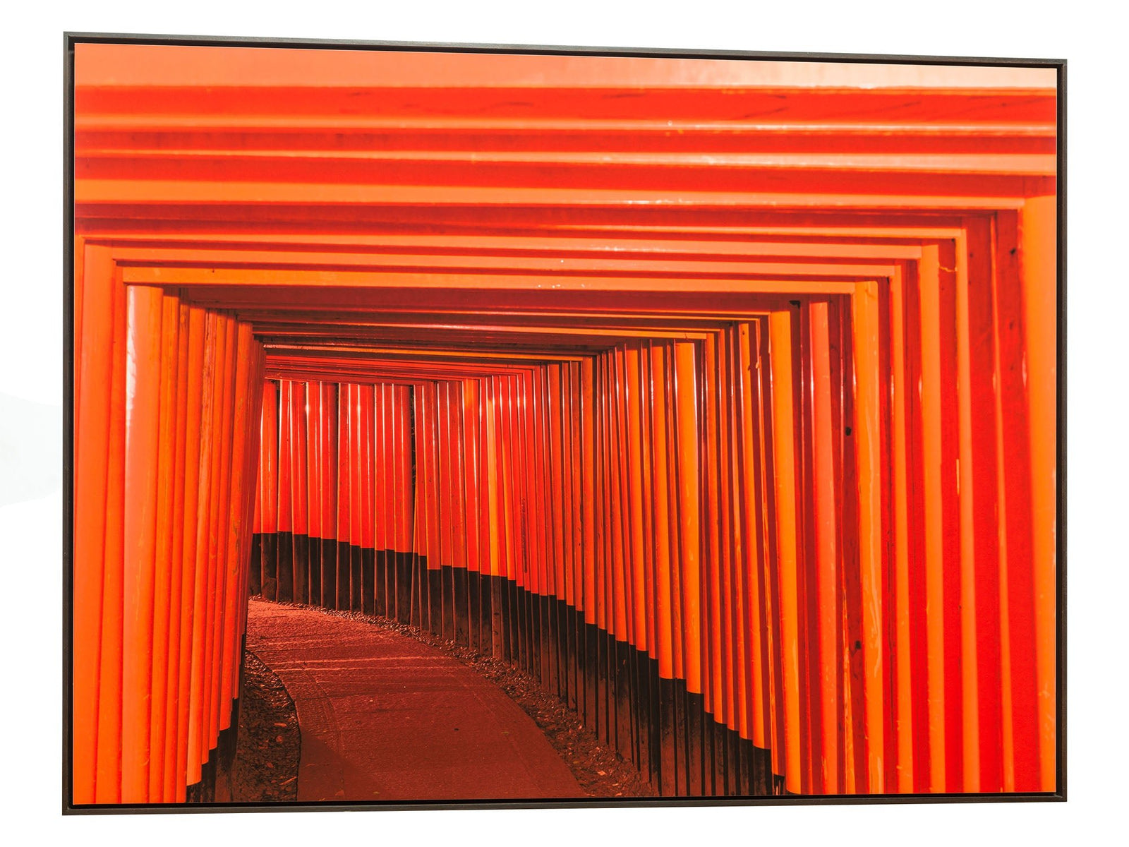 Photographie d’art d’André Wagner: Des traverses orange de portiques se succèdent à intervalles serrés et forment un passage presque fermé — Fushimi inari-taisha 5, Japan.