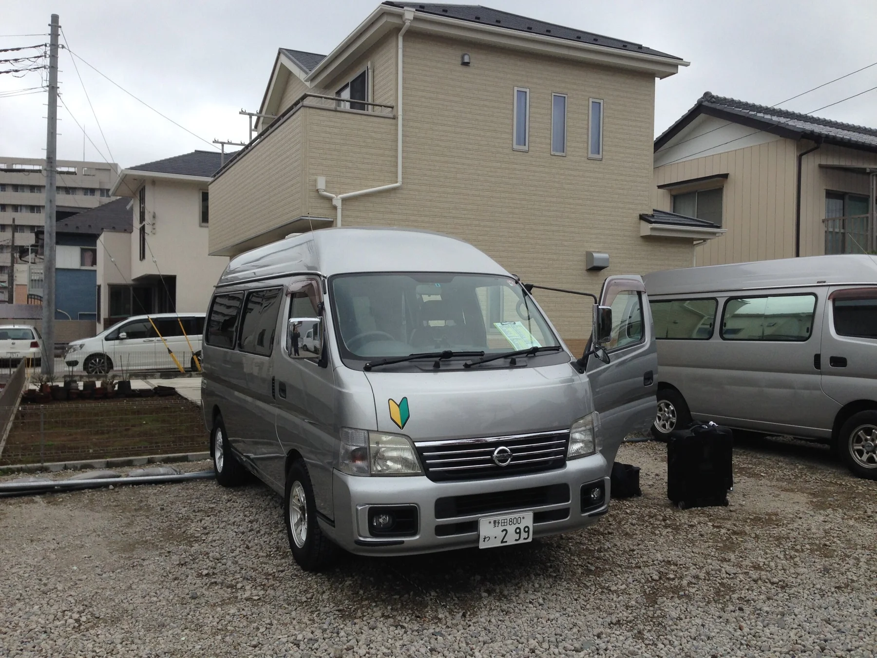 Camping-cars gar&eacute;s devant des maisons