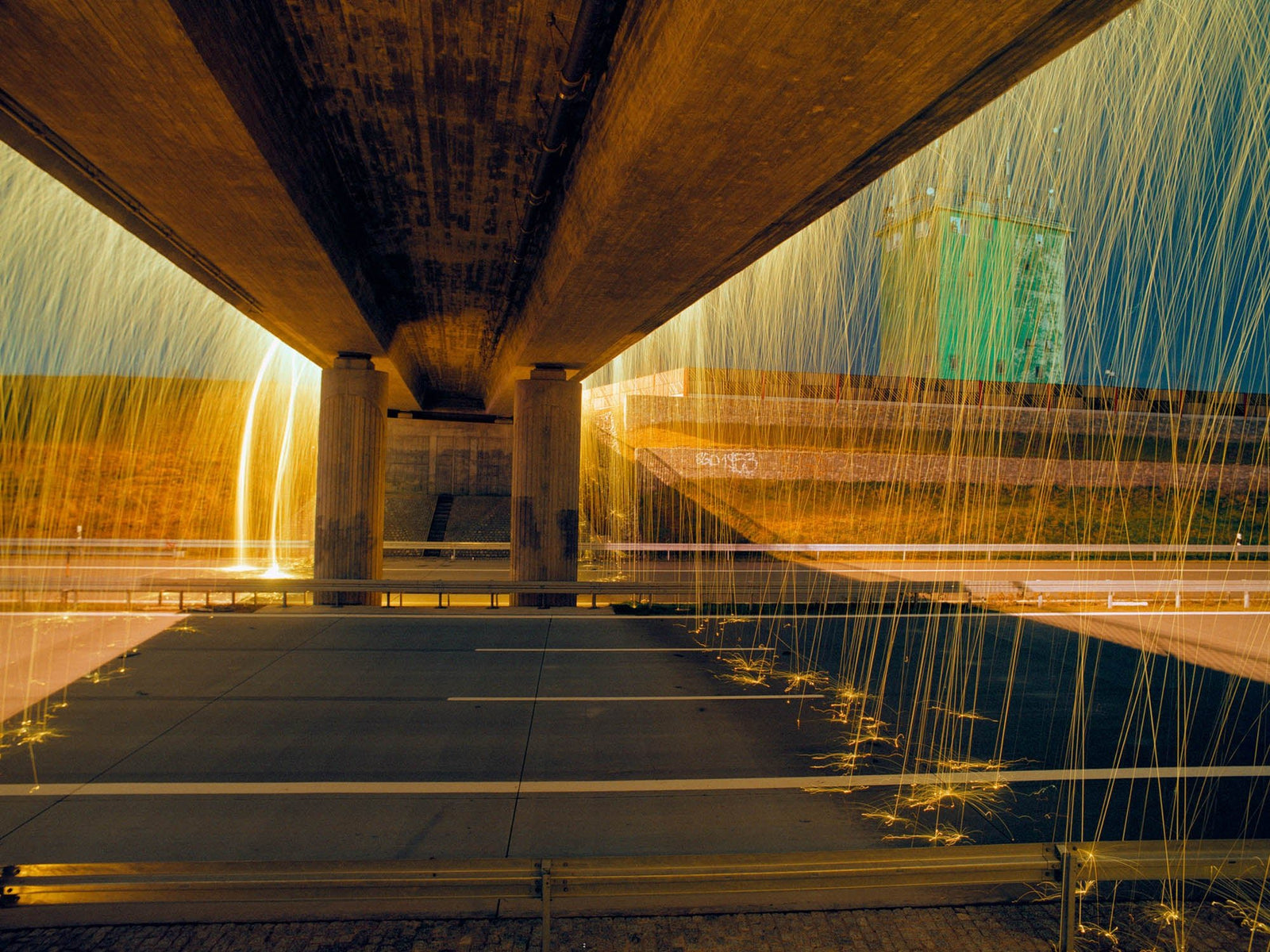 Photographie d’art d’André Wagner: Le dessous d’un pont conduit rigoureusement vers le centre de l’image — Golden bridge 1, Deutschland.