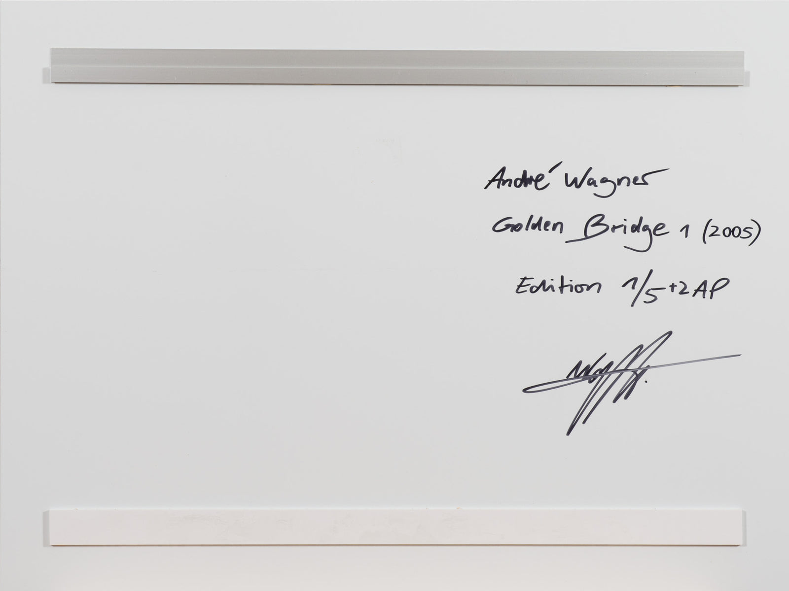 Vue du dos de l’œuvre photographique « Golden bridge 1, Deutschland » d’André Wagner.
