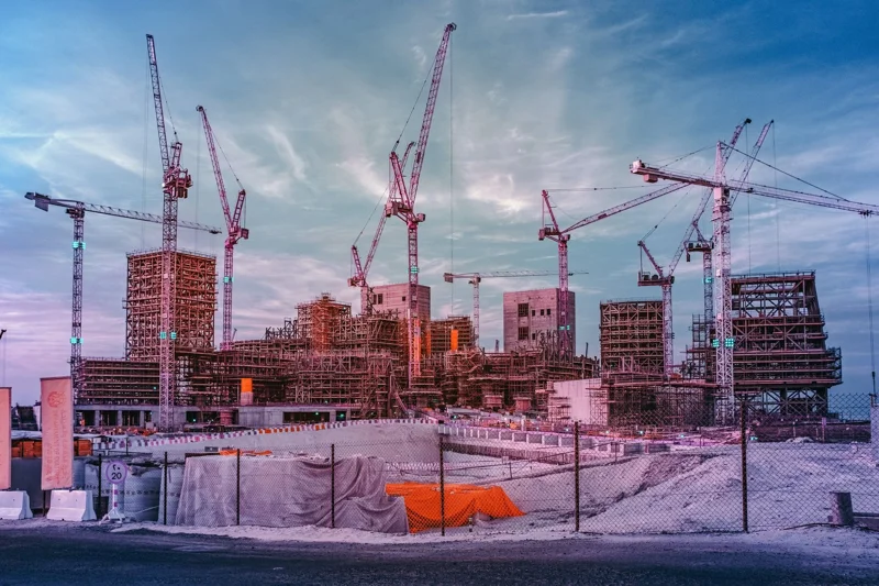 Photographie d’art infrarouge d’André Wagner: De nombreuses grues traversent le ciel au-dessus d’un vaste chantier — Guggenheim Abu Dhabi – Under Construction.