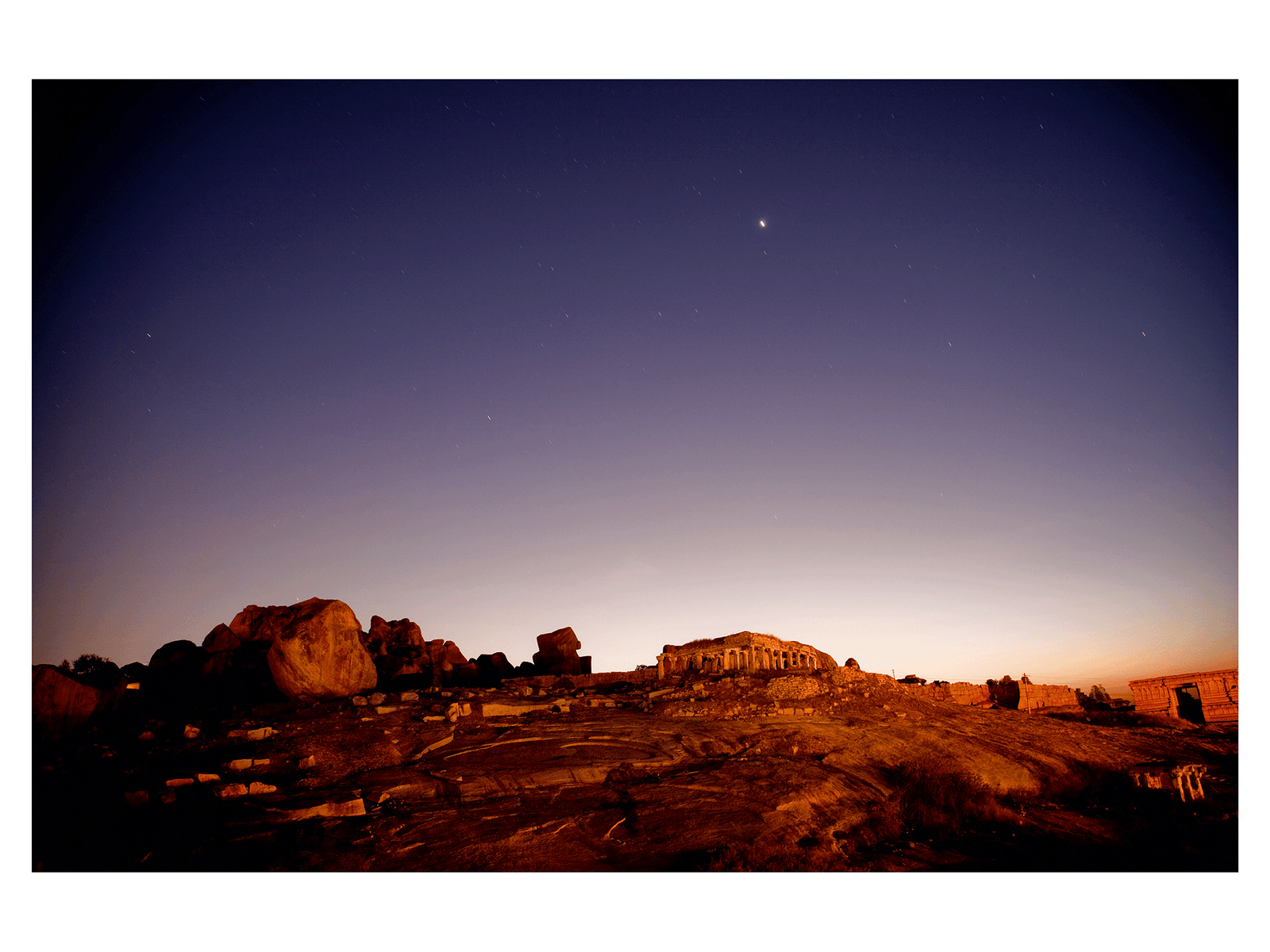 Photographie d’art d’André Wagner: Un vaste ciel occupe la plus grande partie de l’image — Hampi bei nacht, Indien.