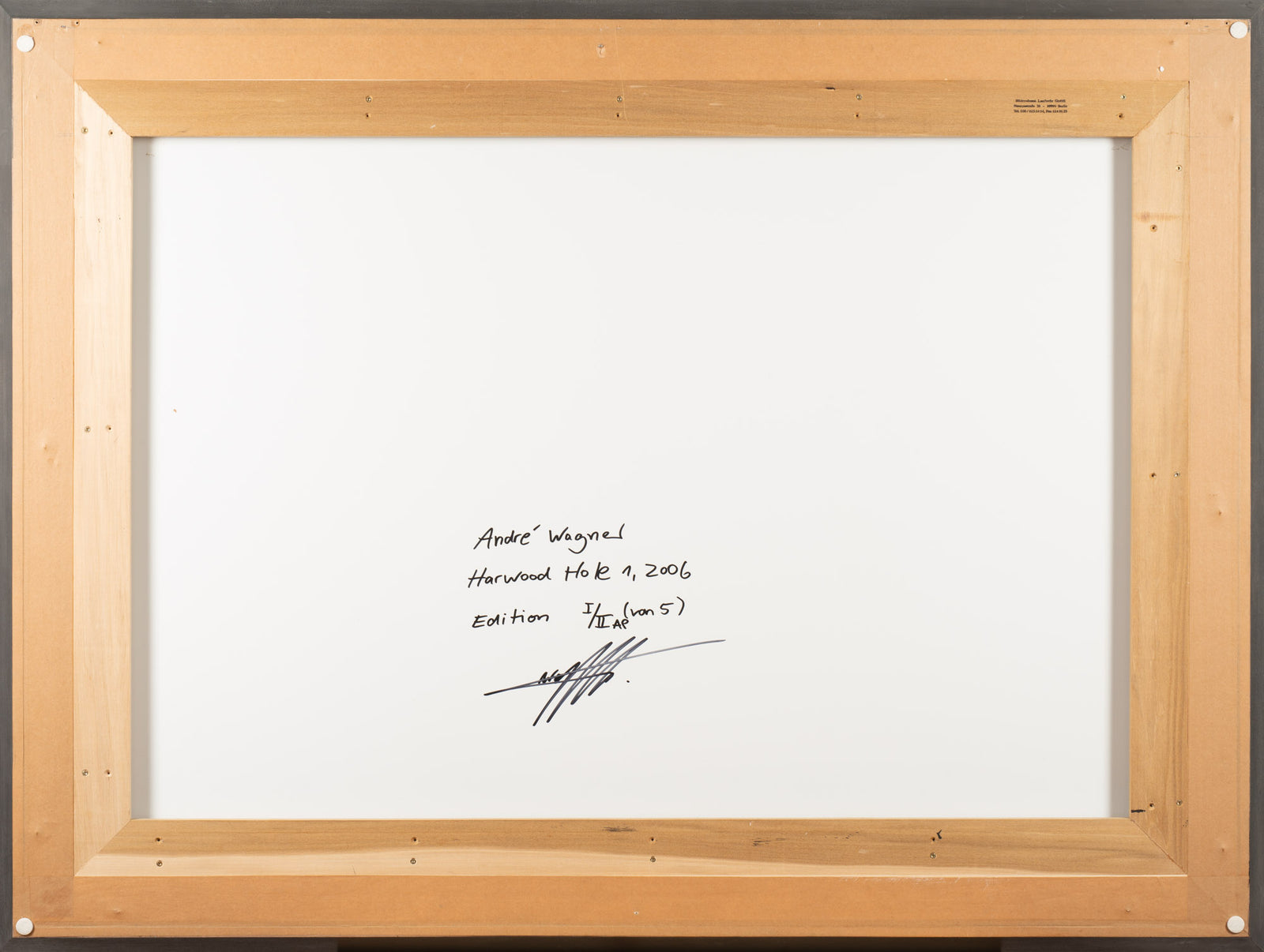 Vue du dos de l’œuvre photographique « Harwood hole 1, Neuseeland » d’André Wagner.