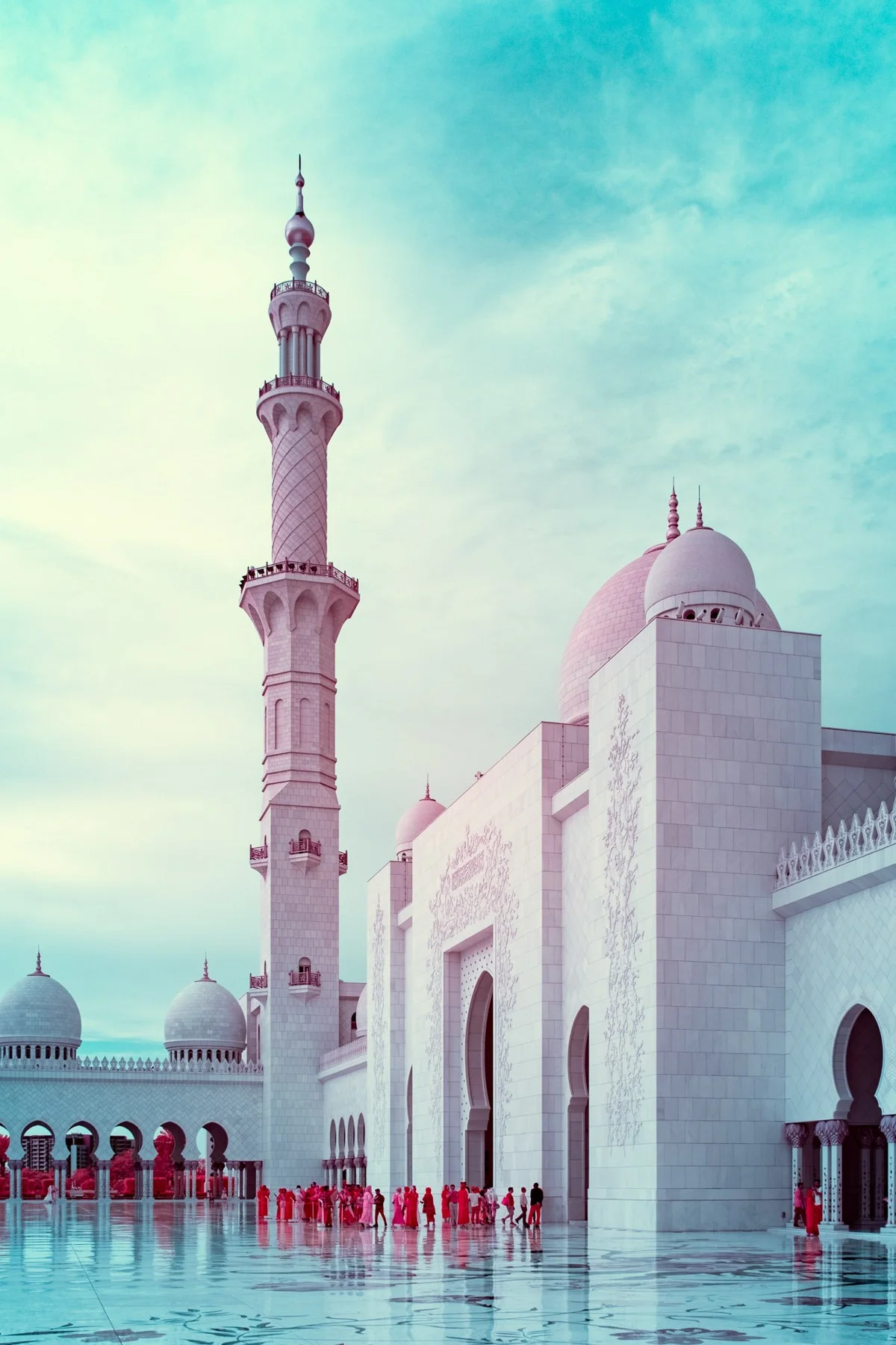 Minaret clair &agrave; c&ocirc;t&eacute; des coupoles d&rsquo;une mosqu&eacute;e.