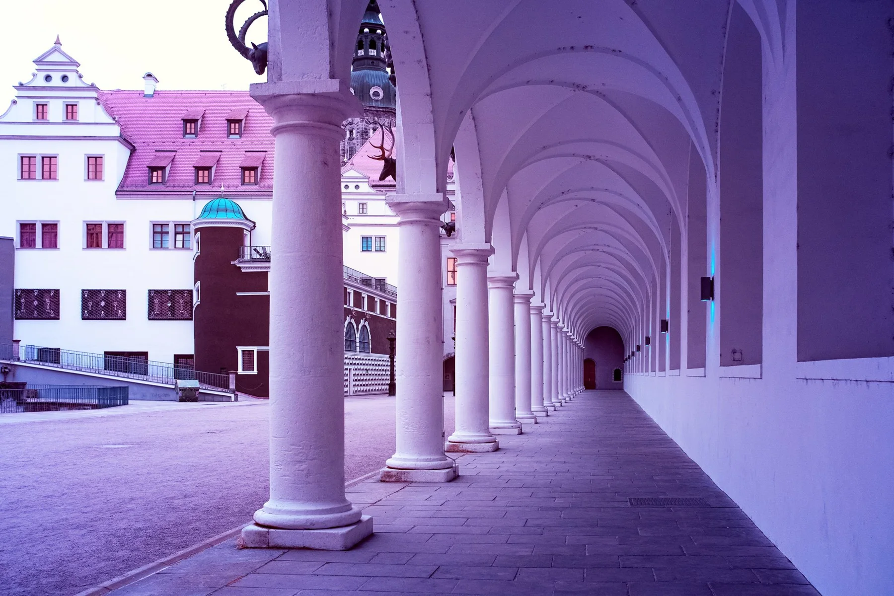 Arcades historiques aux couleurs transform&eacute;es par l&rsquo;infrarouge.