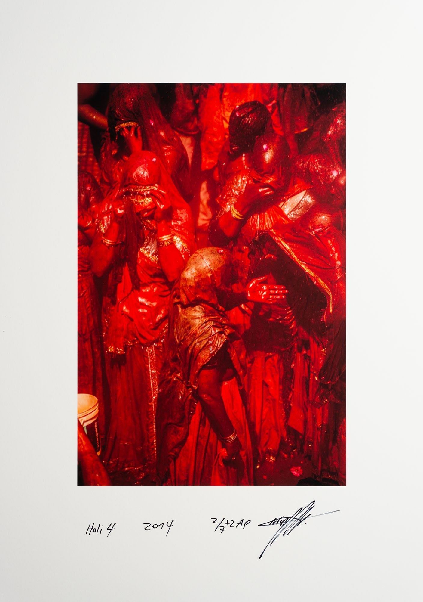 Photographie d’art d’André Wagner: Un groupe étroitement resserré apparaît dans un rouge profond — Holi 4, Indien.