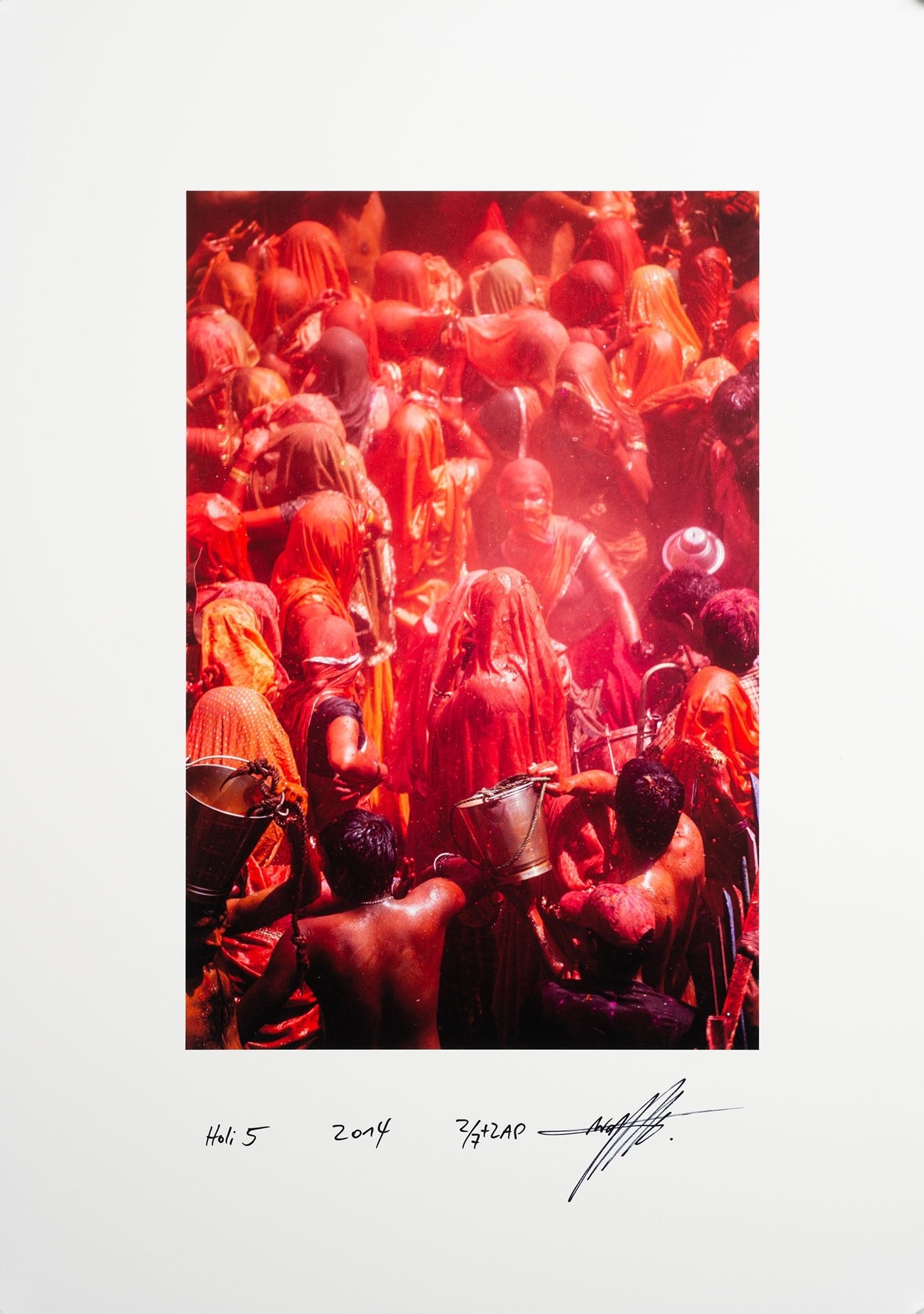 Photographie d’art d’André Wagner: Des personnes portant des tissus rouges et orange remplissent le haut et le centre de l’image — Holi 5, Indien.