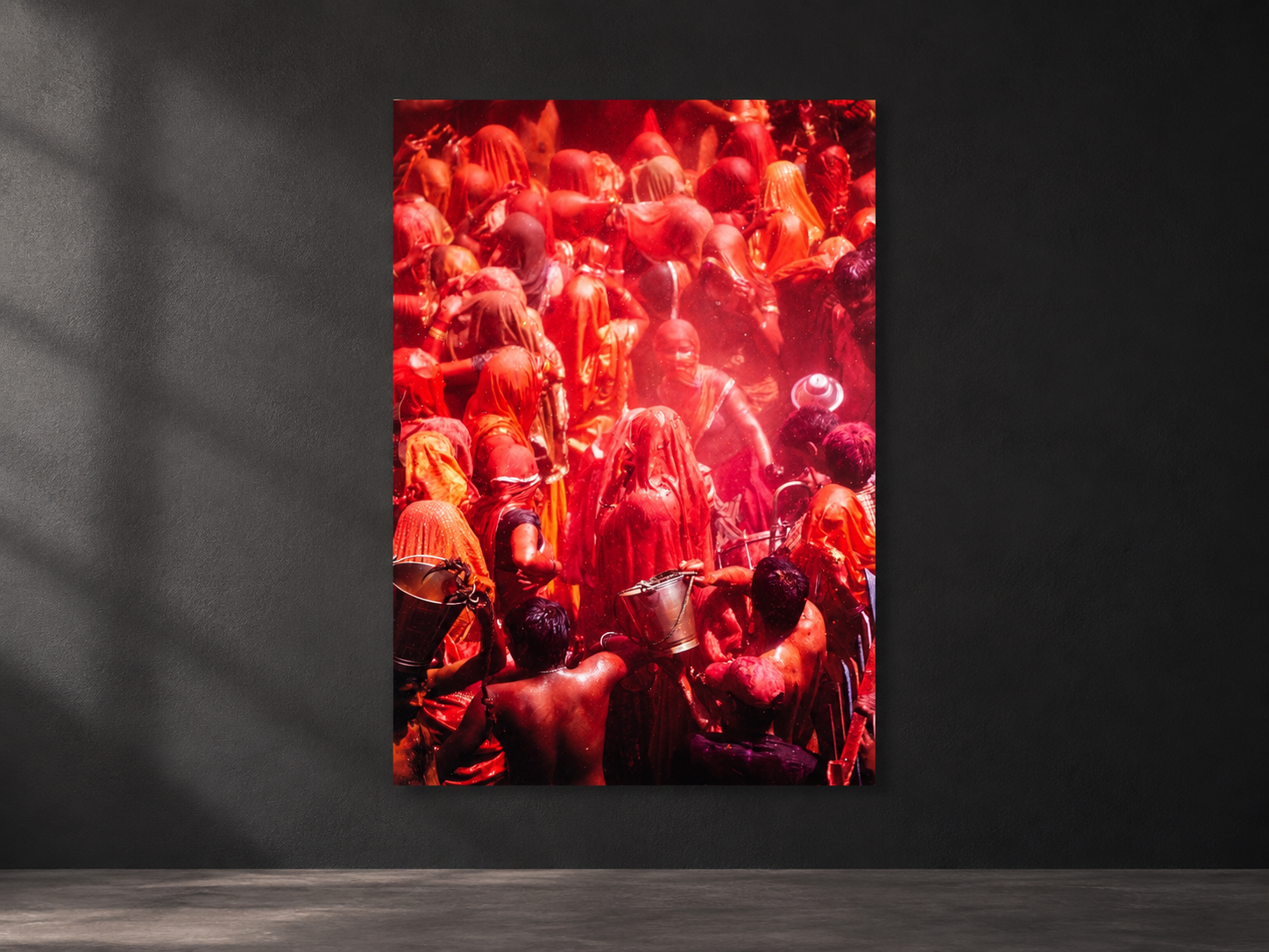 Visualisation d’intérieur avec l’œuvre photographique « Holi 5, Indien » d’André Wagner ; il ne s’agit pas d’une installation photographiée.