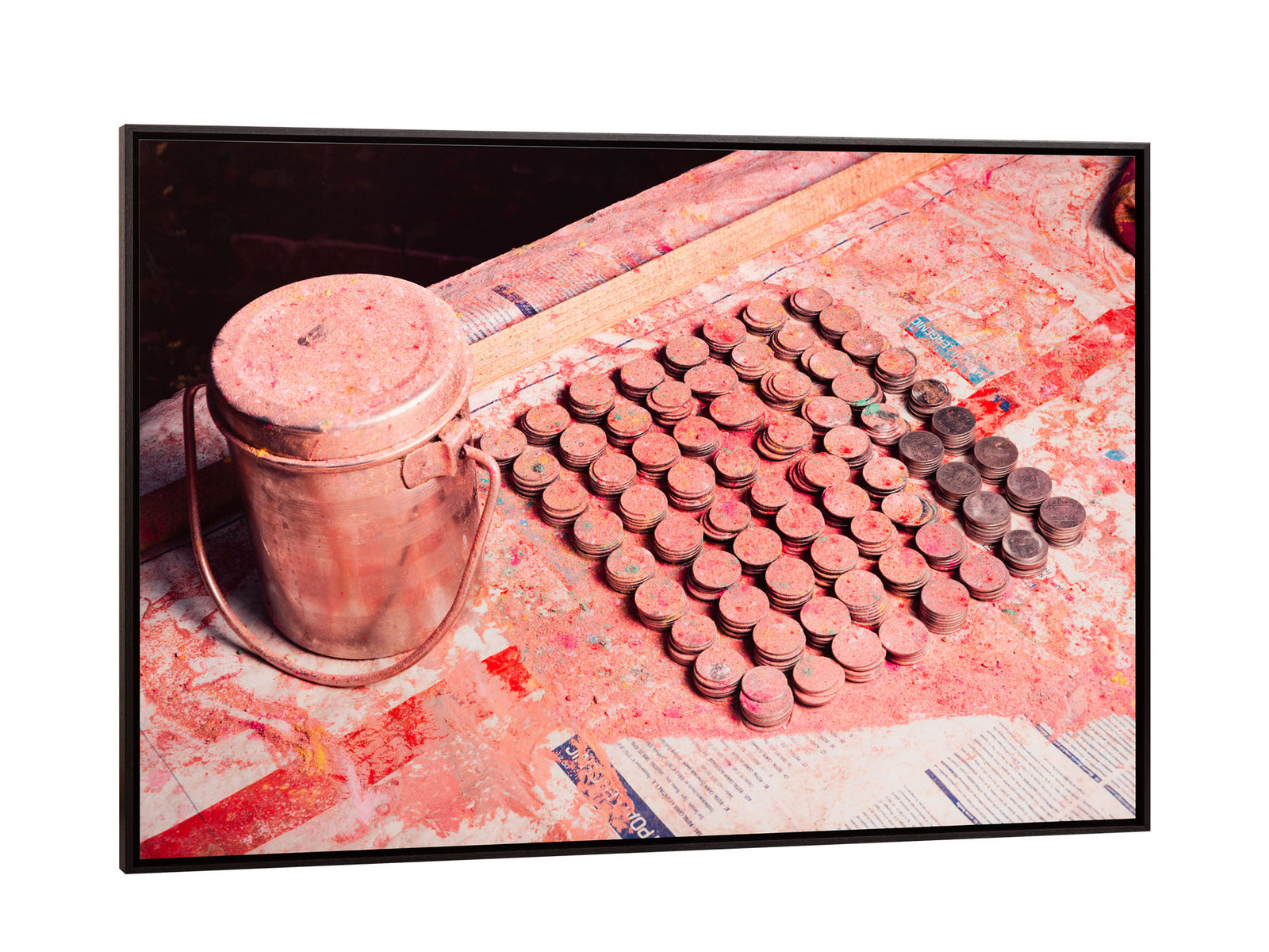Photographie d’art d’André Wagner: De nombreuses pièces de monnaie sont disposées en rangées ordonnées sur une surface couverte de poudre rose — Holi money, Indien.