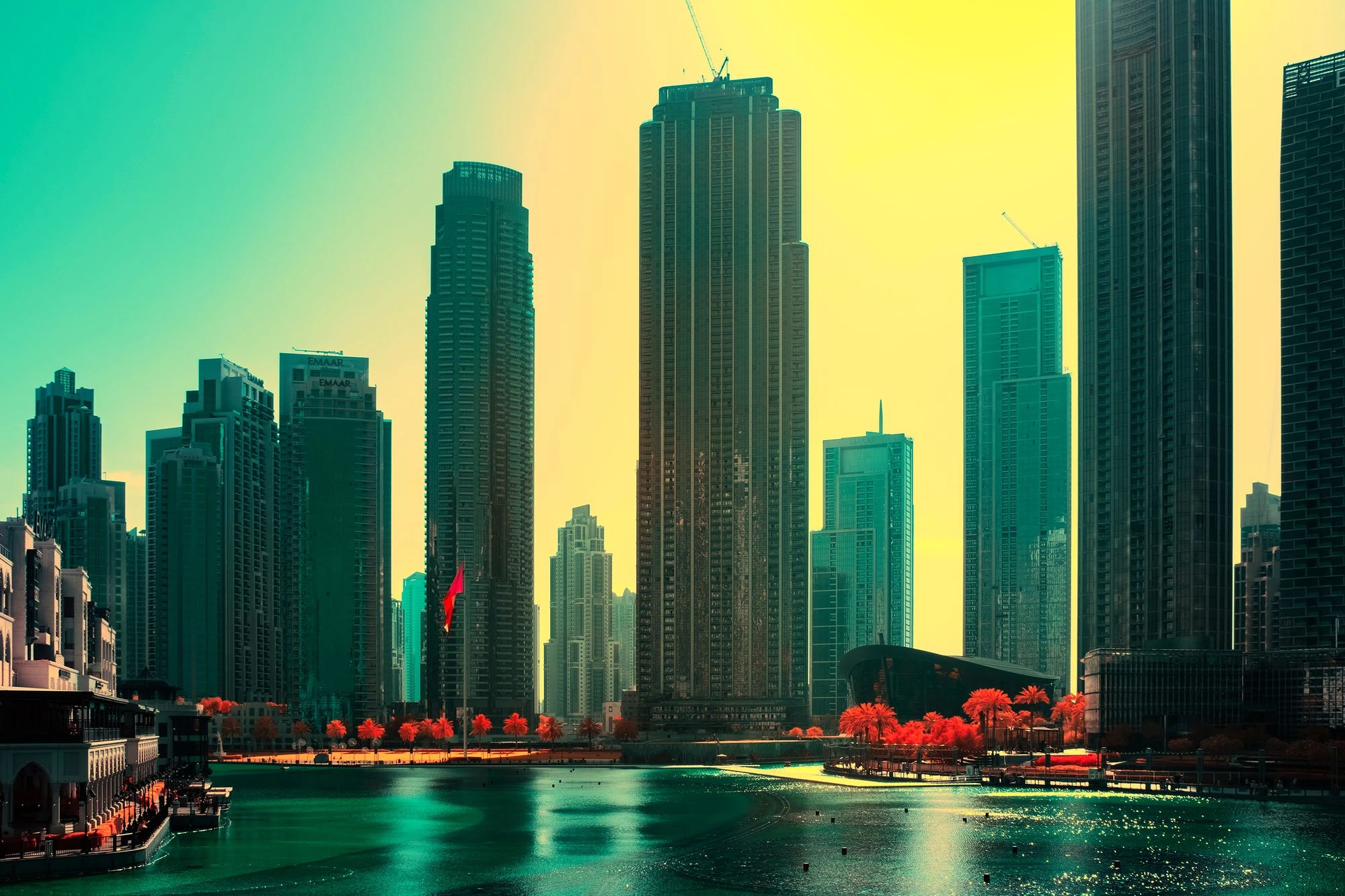Photographie d’art infrarouge d’André Wagner: In the Shadow of the Burj.