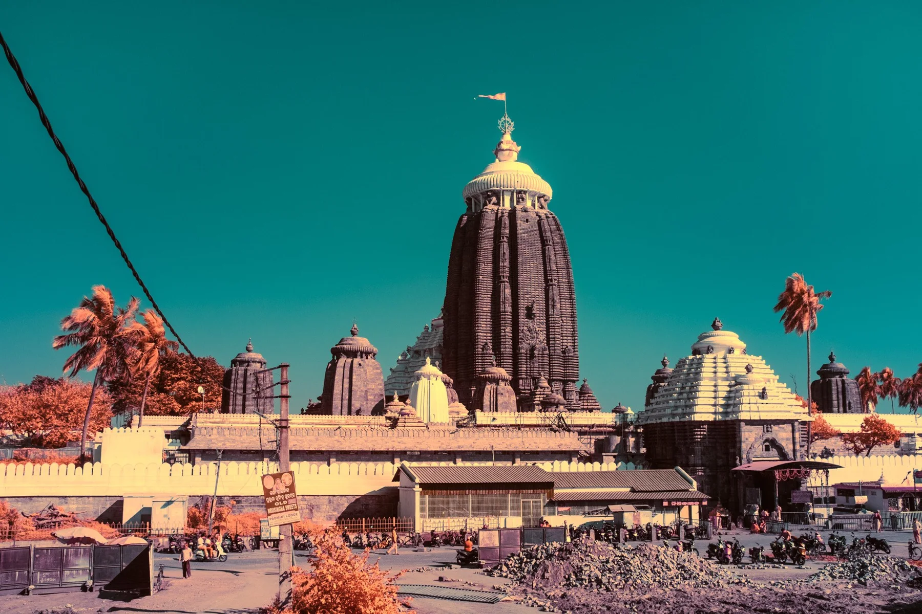 Photographie d&rsquo;art infrarouge d&rsquo;un ensemble de temples sous un ciel turquoise