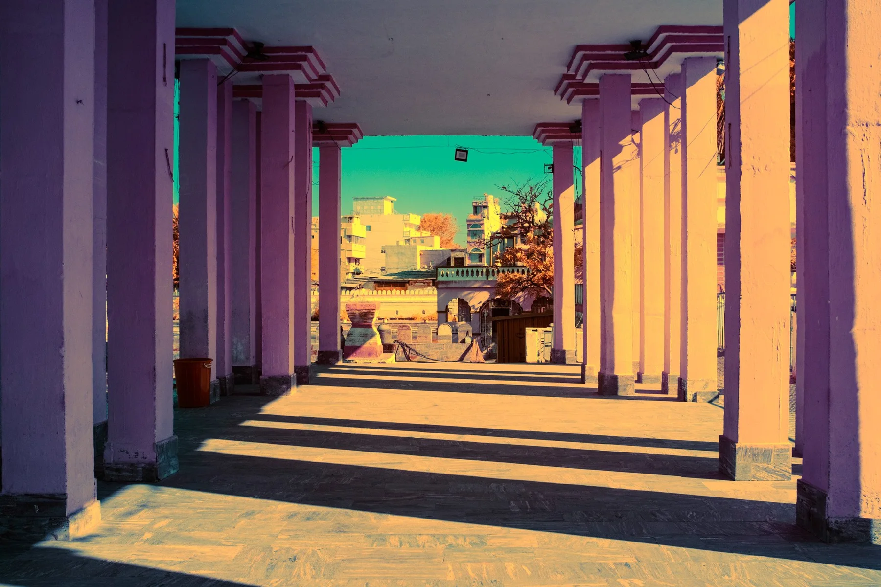Photographie d&rsquo;art infrarouge d&rsquo;une colonnade aux ombres violettes
