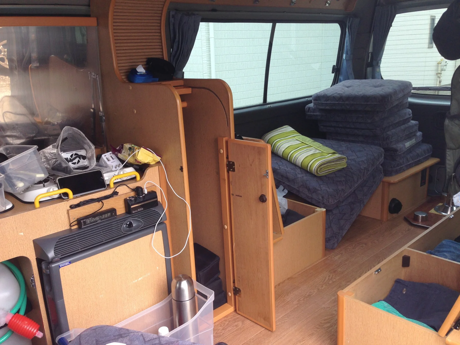 Int&eacute;rieur d&rsquo;un camping-car avec couchage et rangements