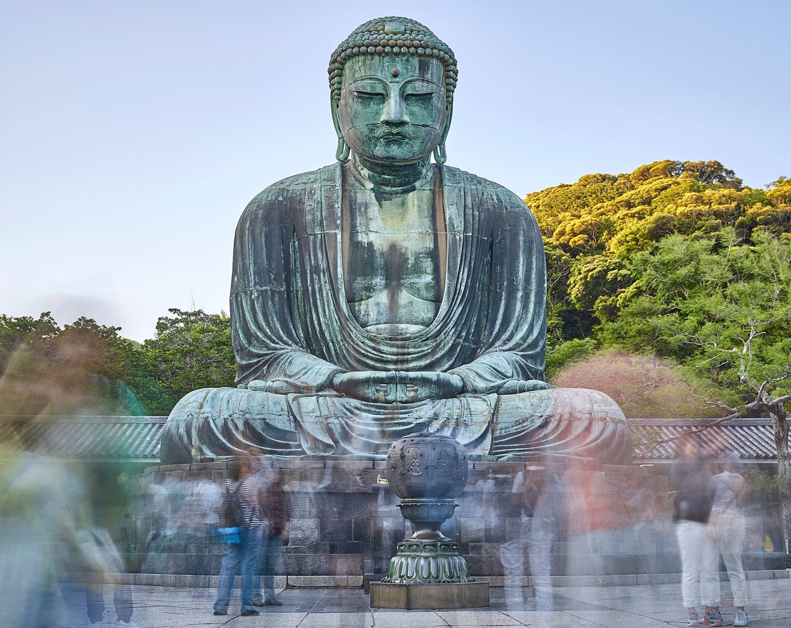 Photographie d’art d’André Wagner: Le grand Bouddha est assis de face devant un ciel clair — Kötoku-in, Japan.