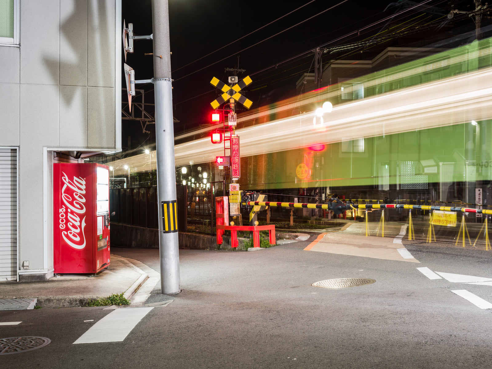 Photographie d’art d’André Wagner: Une bande lumineuse vert et blanc traverse la moitié supérieure de l’image — Kyoto Train.