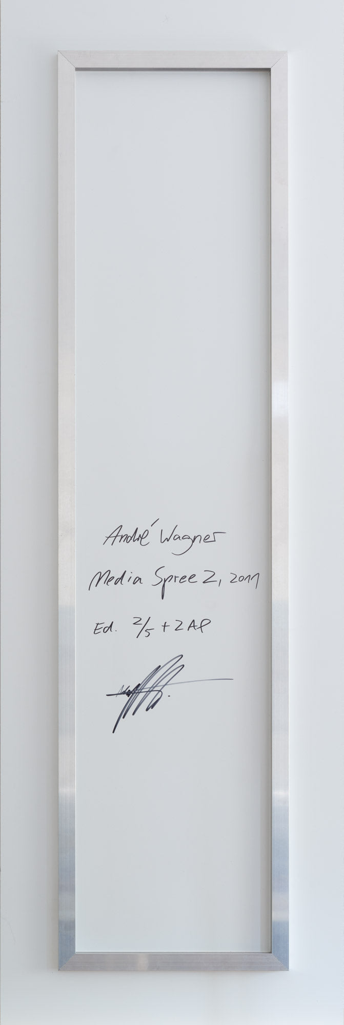 Vue du dos de l’œuvre photographique « Media Spree 2 » d’André Wagner.