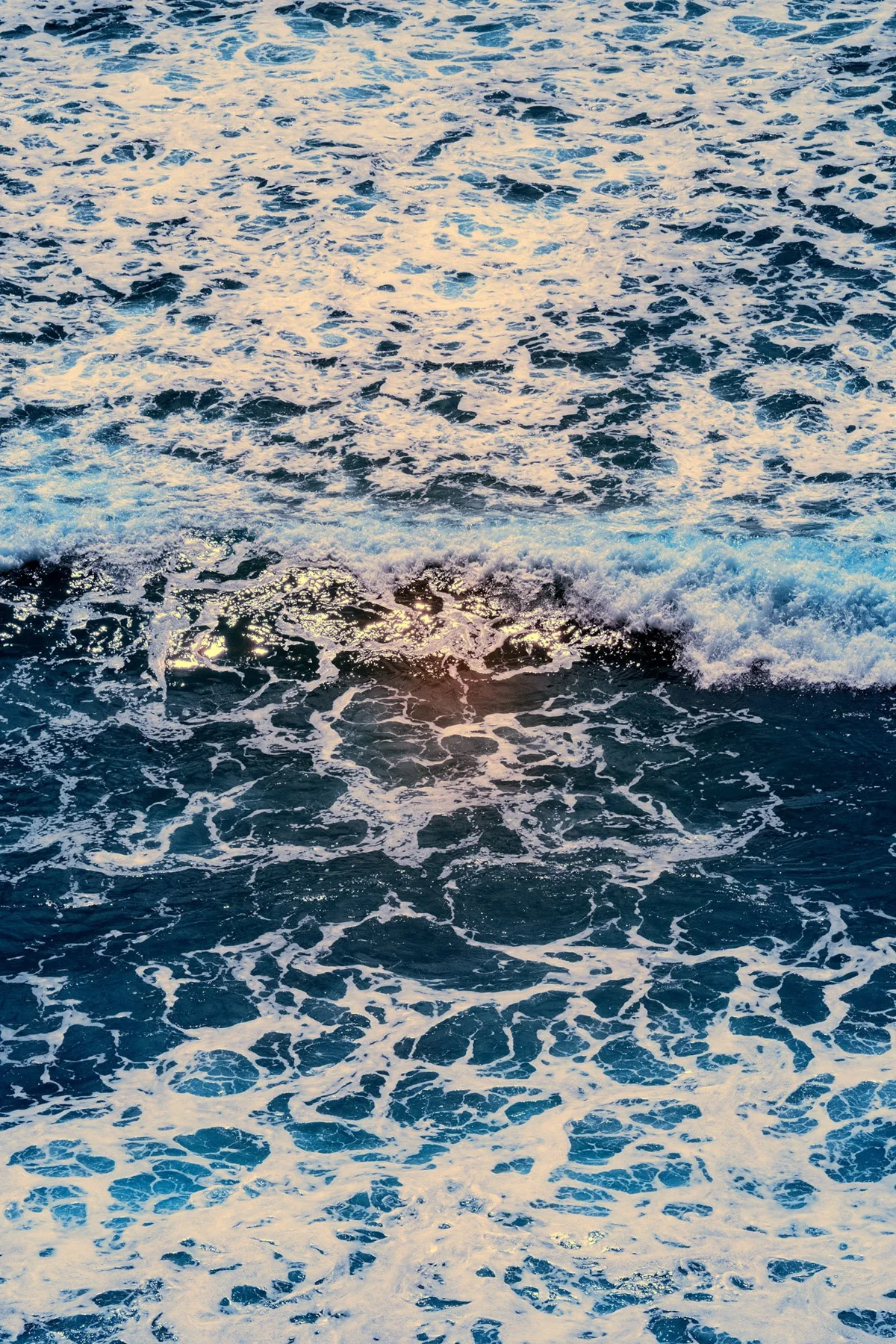 Vagues et motifs d&rsquo;&eacute;cume blanche.