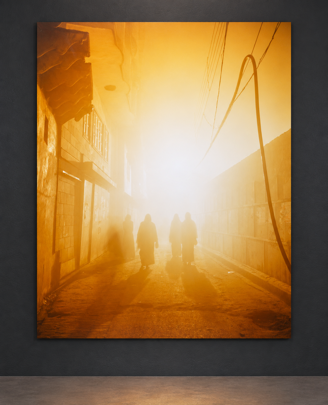 Interior visualization featuring the photographic artwork “Morning Walk, Indien” by André Wagner; not a photographed installation.