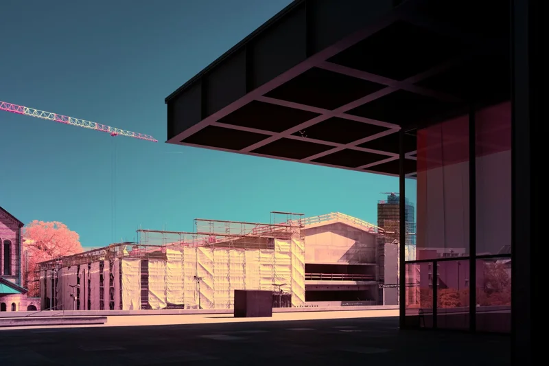 Photographie d’art infrarouge d’André Wagner: Le toit sombre de la Neue Nationalgalerie entre dans la vue par le haut à droite — Museum of the 20th Century – Under Construction.
