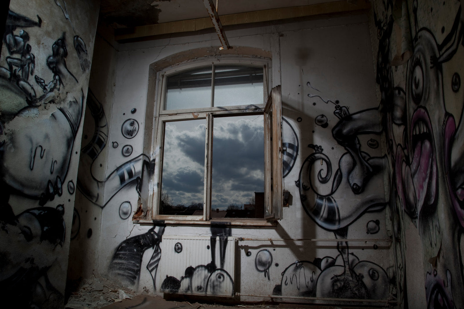 Photographie d’art d’André Wagner: Une haute fenêtre s’inscrit dans un mur couvert de dessins noirs aux lignes courbes — Nasty Weather 1.