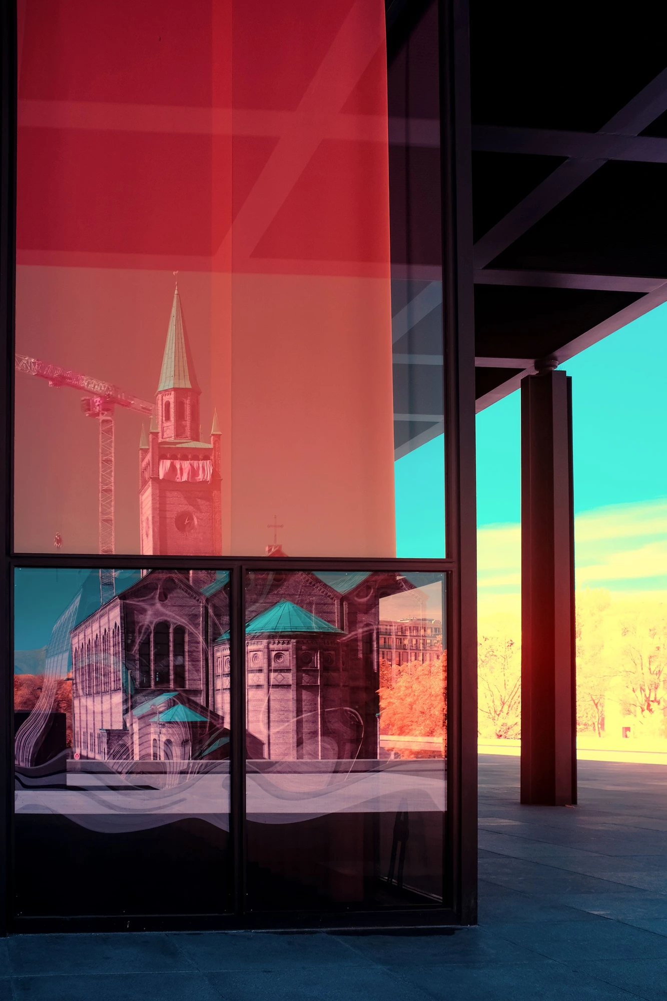Photographie d’art infrarouge d’André Wagner: Une façade vitrée divise le format vertical en rectangles colorés et sombres — Neue Nationalgalerie: Reflected Silence.