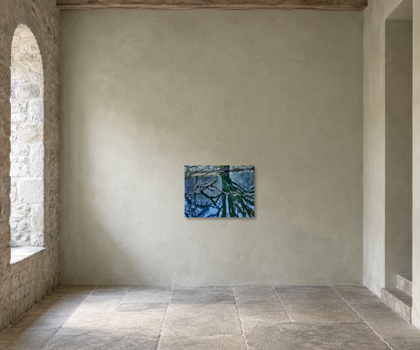 Visualisation d’intérieur avec l’œuvre photographique « Oasis of silence 3, Schottland » d’André Wagner ; il ne s’agit pas d’une installation photographiée.