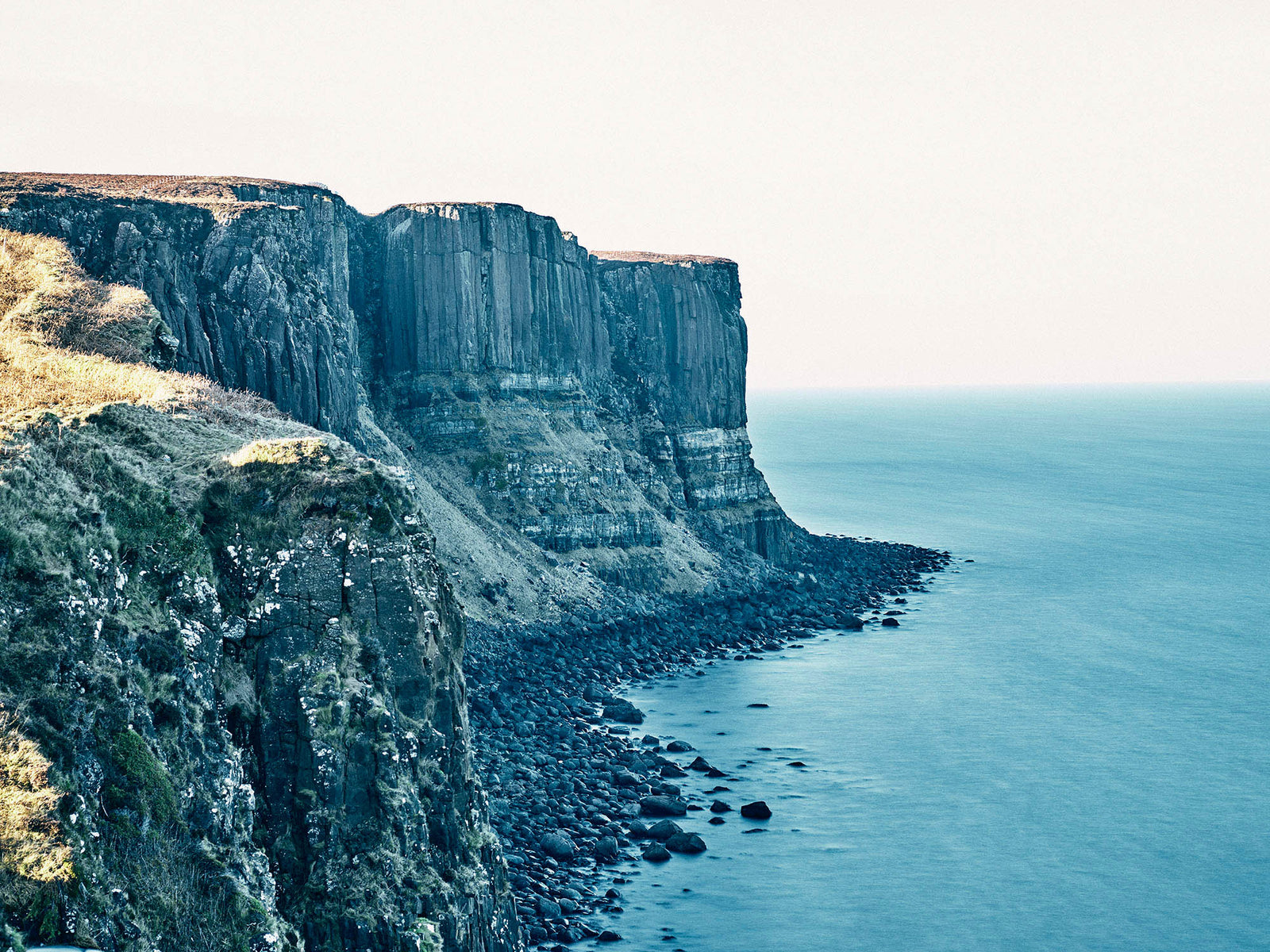 Photographie d’art d’André Wagner: Une haute côte rocheuse descend presque verticalement vers la mer à gauche — Ocean of isle of skye, Schottland.