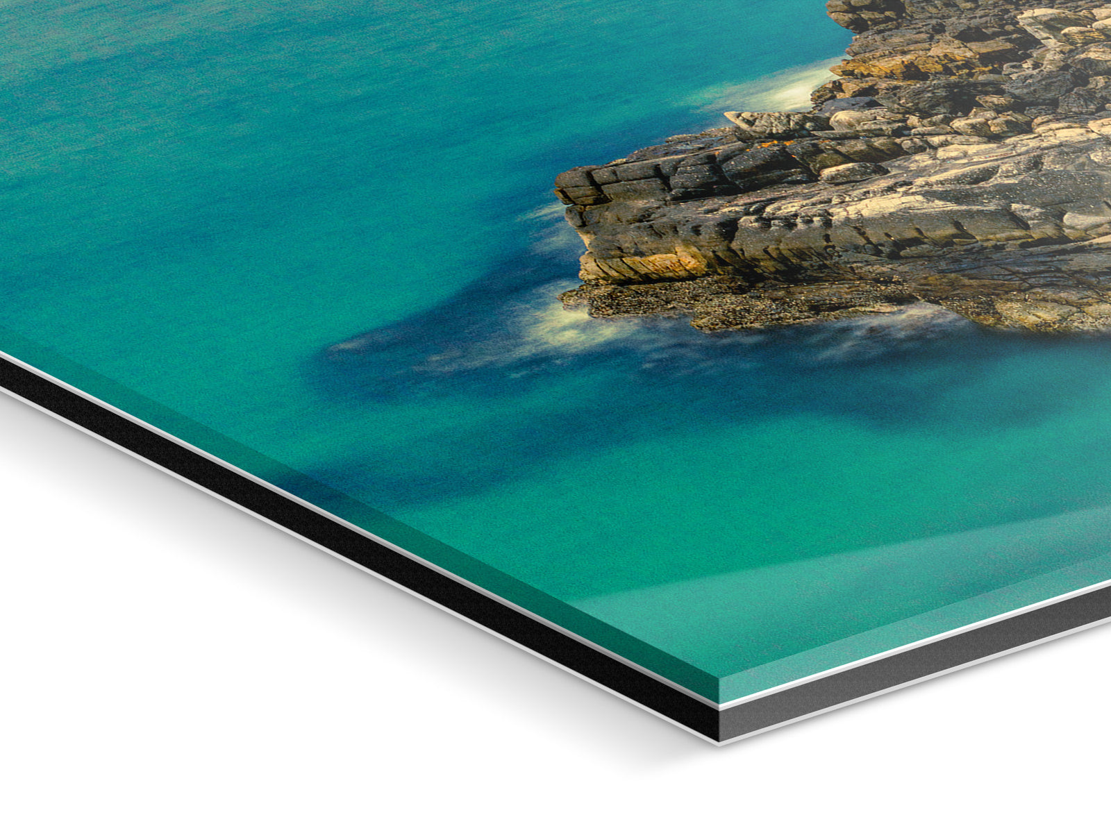 Frame and edge detail of the photographic artwork “Ocean rock in kerala, Indien” by André Wagner.