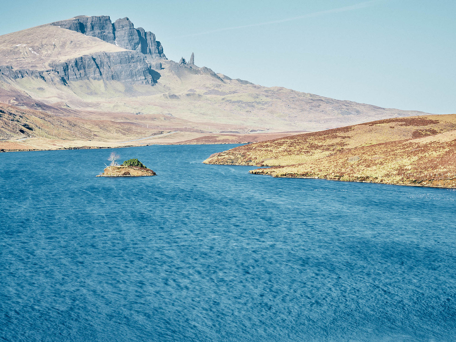 Photographie d’art d’André Wagner: Un lac bleu occupe le bas de l’image — Old man of storr, Schottland.